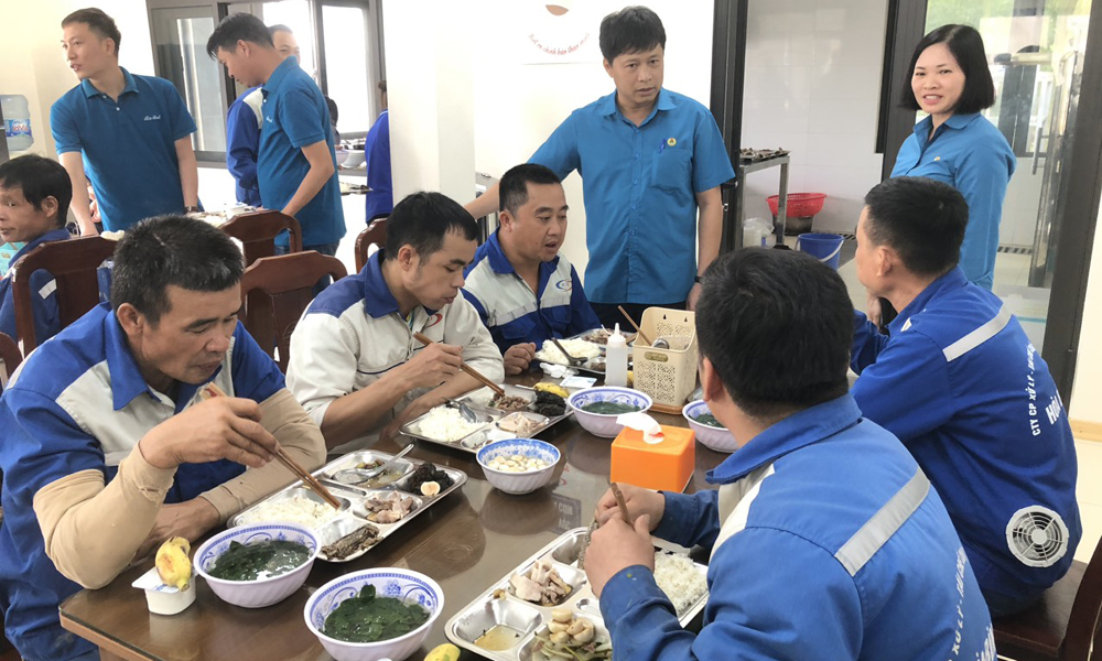 Lãnh đạo LĐLĐ huyện và Công ty động viên công nhân.